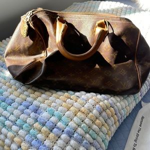 Fair condition Louis Vuitton bag. Zipper will need replaced.